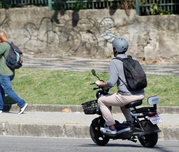 Taubaté sanciona lei que regulamenta bicicletas elétricas e patinetes; capacete é obrigatório e menor de 16 anos precisa de acompanhante