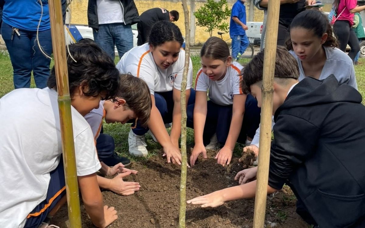 Vista Verde recebe plantio de 21 mudas nativas no Dia da Árvore em São José dos Campos