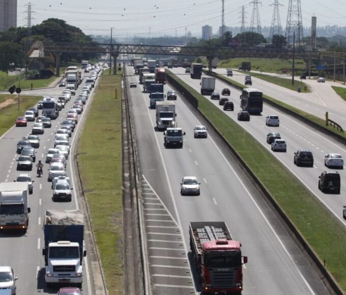 Feriado da Padroeira_ rodovias do Vale do Paraíba e do Litoral Norte devem receber 2,8 milhões de veículos; Dutra concentra mais da metade