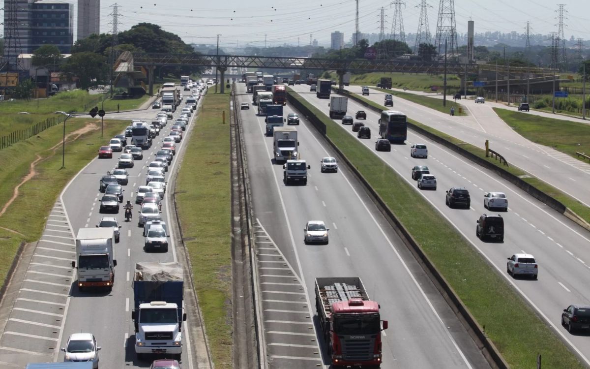 Feriado da Padroeira_ rodovias do Vale do Paraíba e do Litoral Norte devem receber 2,8 milhões de veículos; Dutra concentra mais da metade