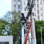 Fiação irregular em São José dos Campos 165 postes passam por retirada de cabos