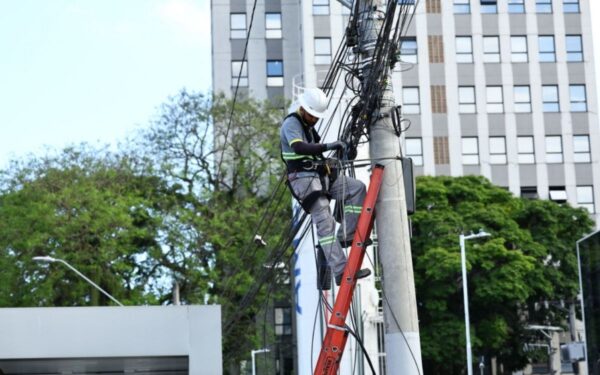 Fiação irregular em São José dos Campos 165 postes passam por retirada de cabos
