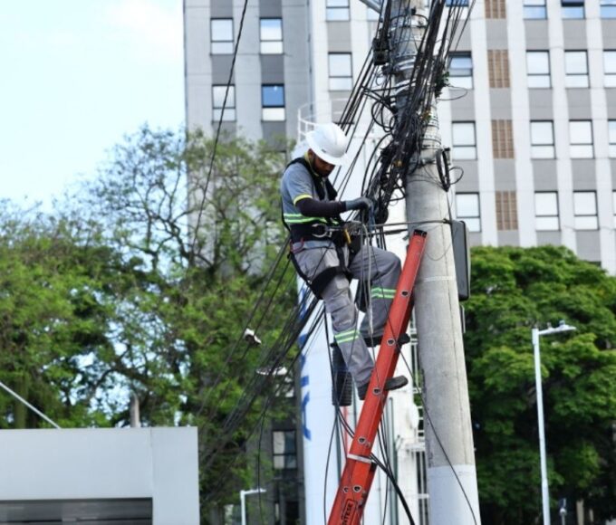 Fiação irregular em São José dos Campos 165 postes passam por retirada de cabos