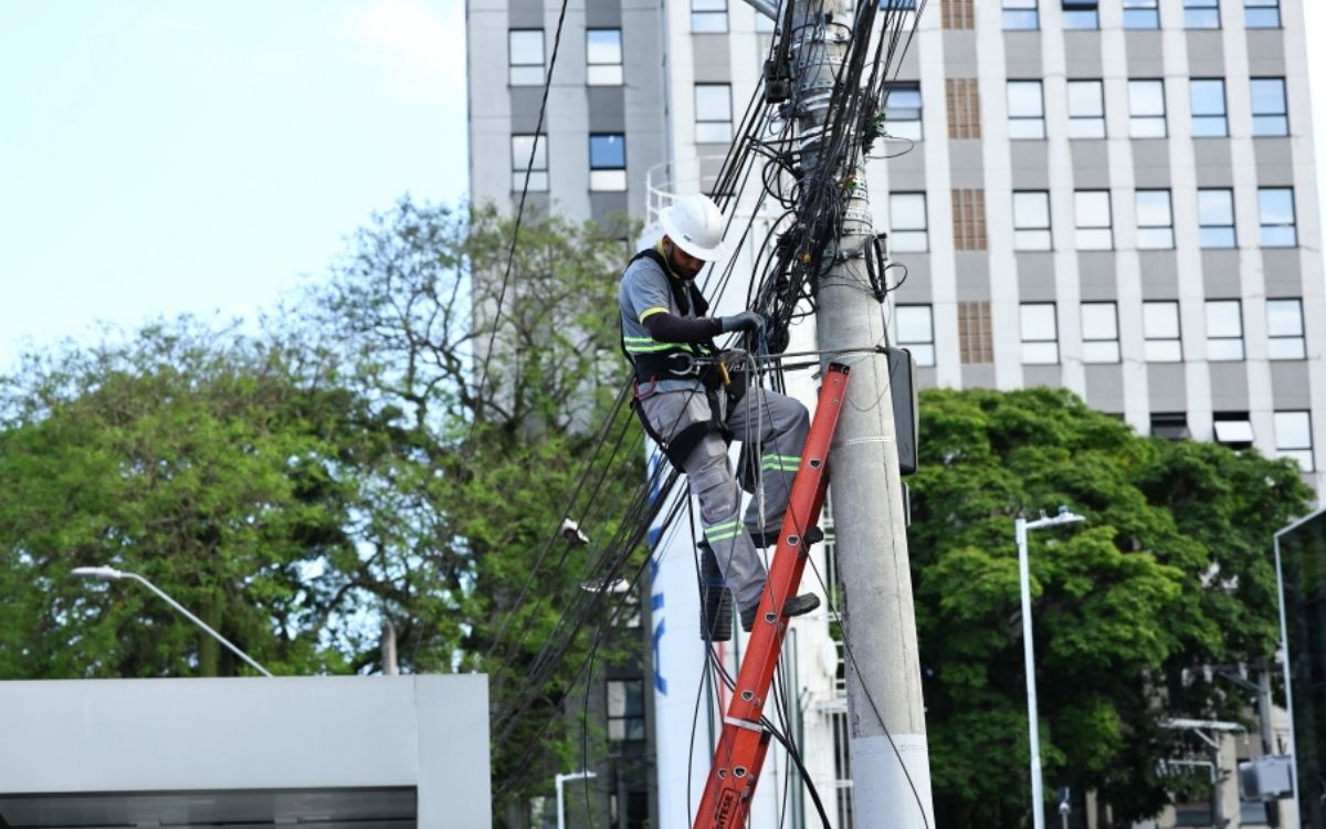Fiação irregular em São José dos Campos 165 postes passam por retirada de cabos