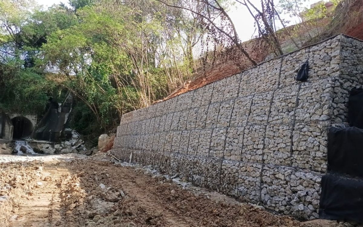 Obra de drenagem recupera muro de contenção no Jardim Aquarius após chuvas de setembro em São José dos Campos