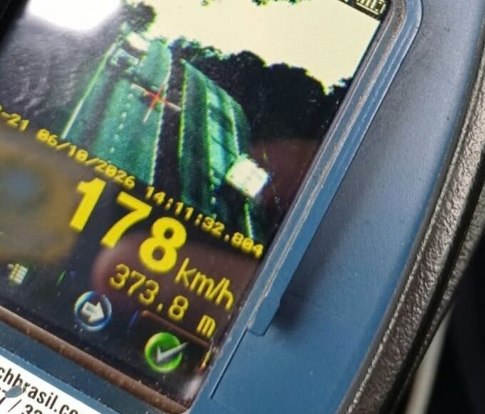 PRF flagra carro a 178 kmh na Via Dutra perto de Aparecida às vésperas do pico da romaria