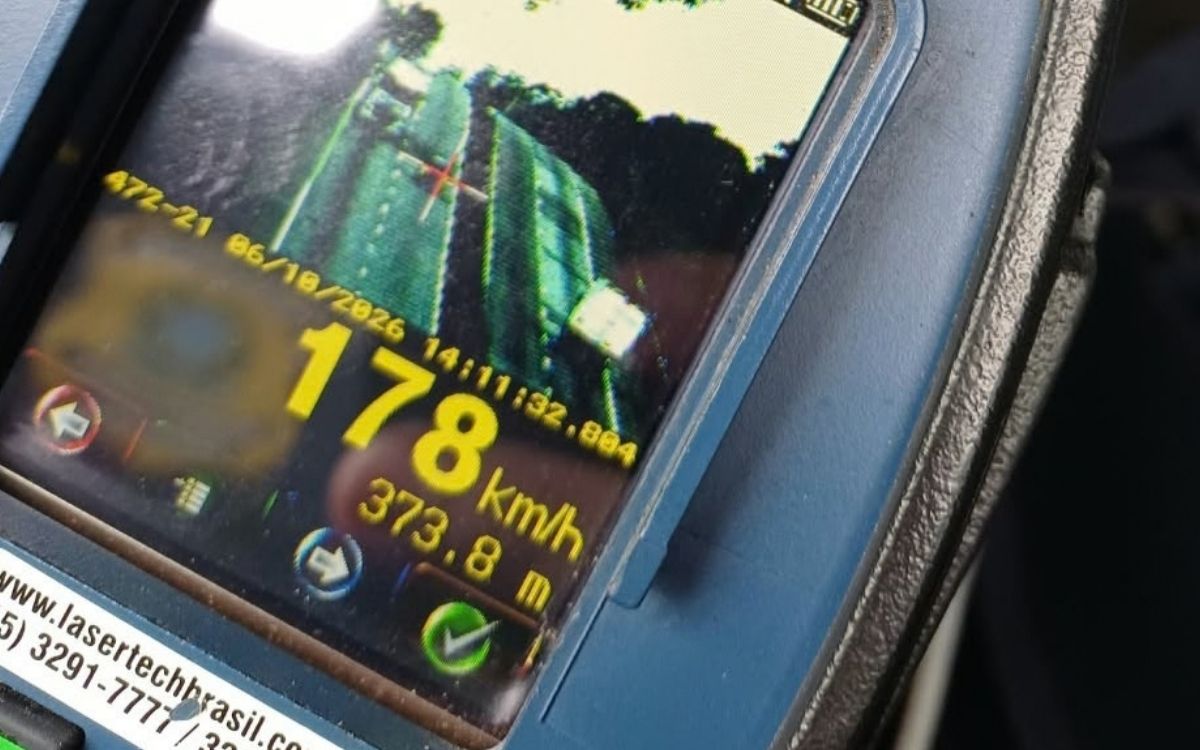 PRF flagra carro a 178 kmh na Via Dutra perto de Aparecida às vésperas do pico da romaria