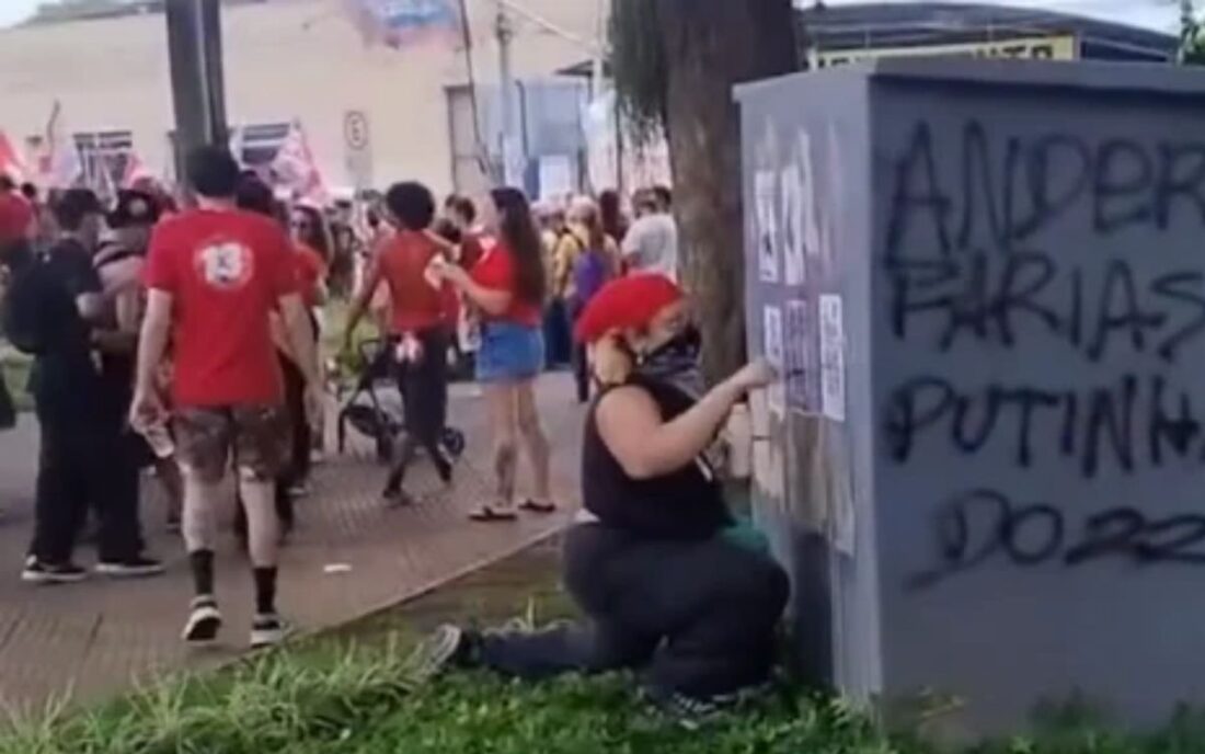 Prefeito de São José dos Campos chama manifestantes de “vagabundos” após pichação na Praça da Matriz