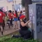 Prefeito de São José dos Campos chama manifestantes de “vagabundos” após pichação na Praça da Matriz