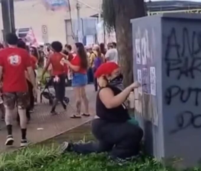 Prefeito de São José dos Campos chama manifestantes de “vagabundos” após pichação na Praça da Matriz
