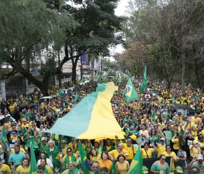 Segundo turno: apoiadores de Flávio Bolsonaro planejam caminhada no Centro de São José no sábado (17), uma semana após ato pró-Lula