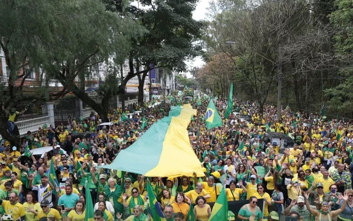 Segundo turno: apoiadores de Flávio Bolsonaro planejam caminhada no Centro de São José no sábado (17), uma semana após ato pró-Lula