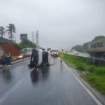 Van tomba na marginal da Dutra e bloqueia pista no sentido Rio em São José dos Campos