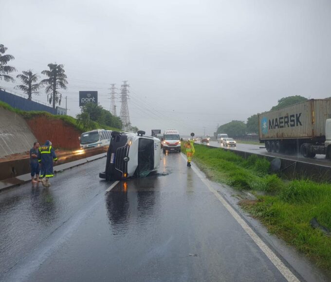 Van tomba na marginal da Dutra e bloqueia pista no sentido Rio em São José dos Campos