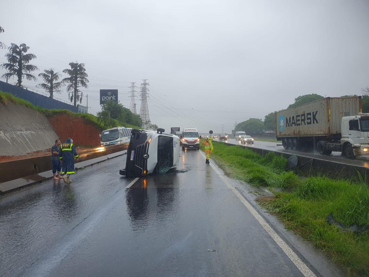 Van tomba na marginal da Dutra e bloqueia pista no sentido Rio em São José dos Campos