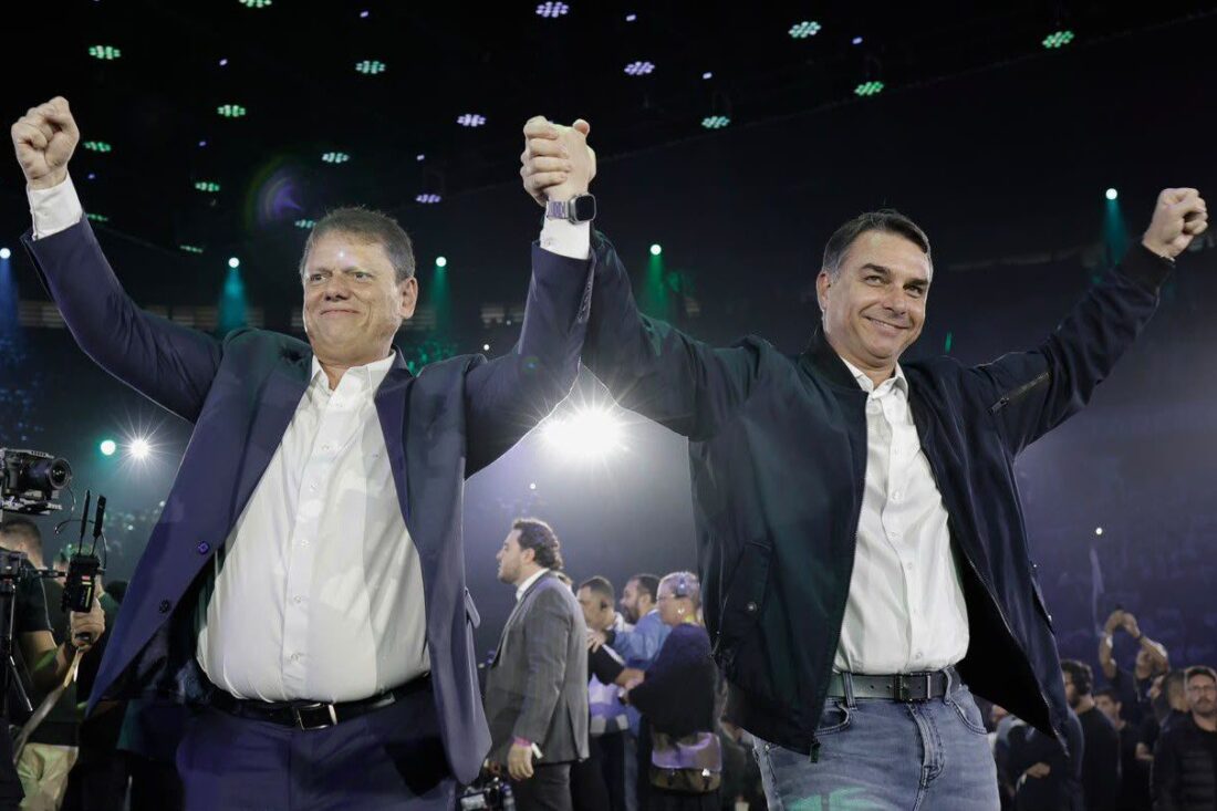 Flávio Bolsonaro faz motocarreata em São José dos Campos com Tarcísio no feriado
