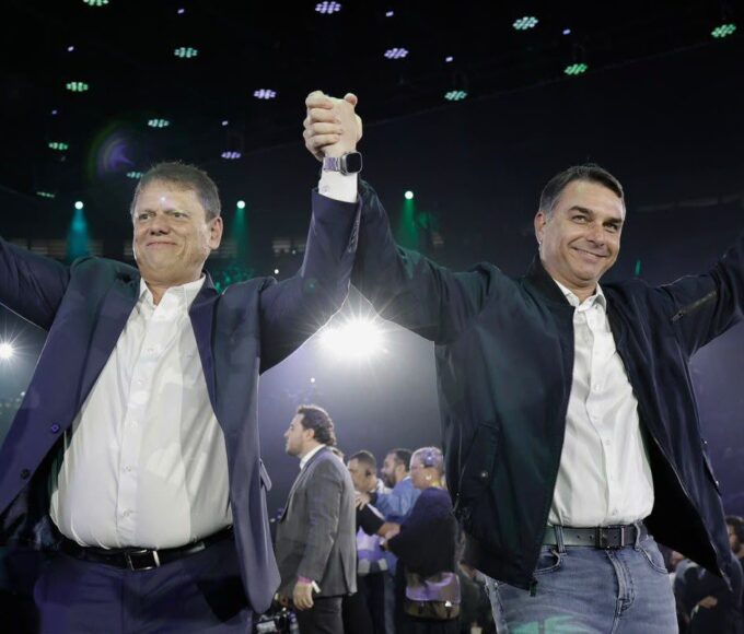 Flávio Bolsonaro faz motocarreata em São José dos Campos com Tarcísio no feriado